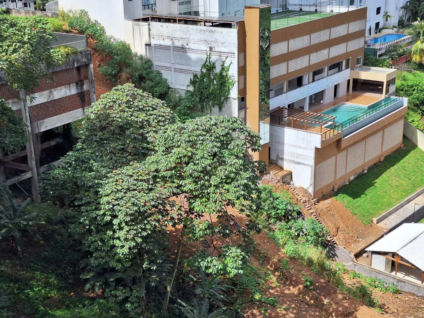 APARTAMENTO 3 QUARTOS SU&Iacute;TE NASCENTE DEPEND&Ecirc;NCIA GARAGEM ELEVADOR PORT 24h VENDA NA GRA&Ccedil;A! Rua Oito de Dezembro Salvador - 