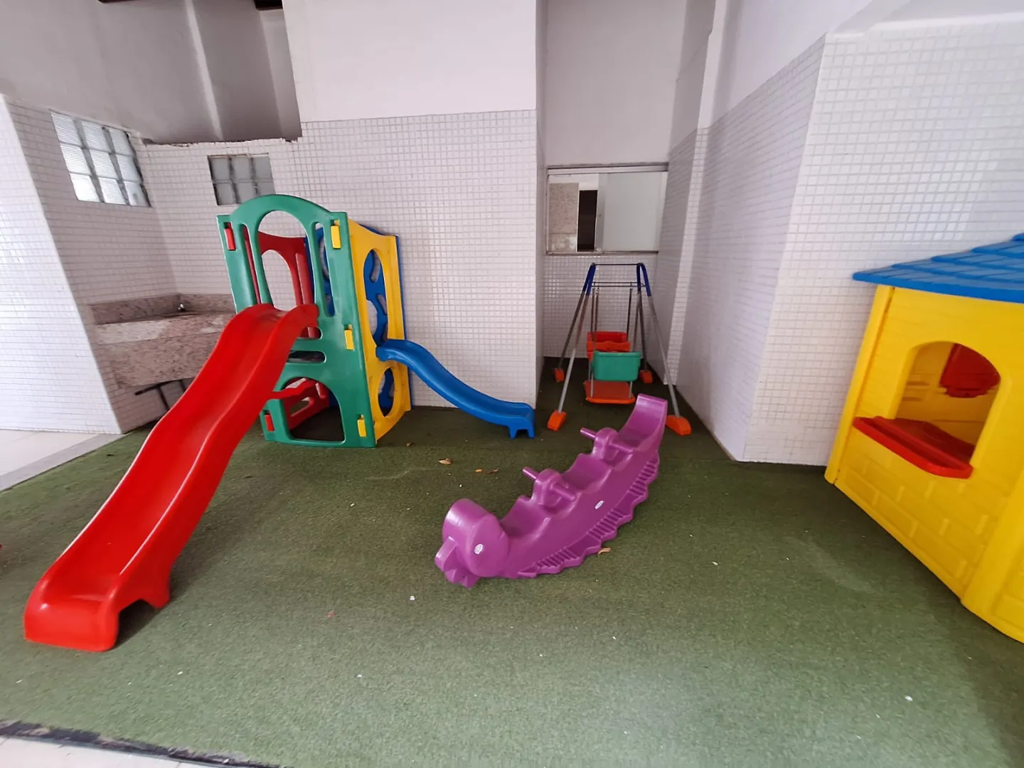 APARTAMENTO 3 QUARTOS SU&Iacute;TE NASCENTE DEPEND&Ecirc;NCIA GARAGEM ELEVADOR PORT 24h VENDA NA GRA&Ccedil;A! Rua Oito de Dezembro Salvador - 