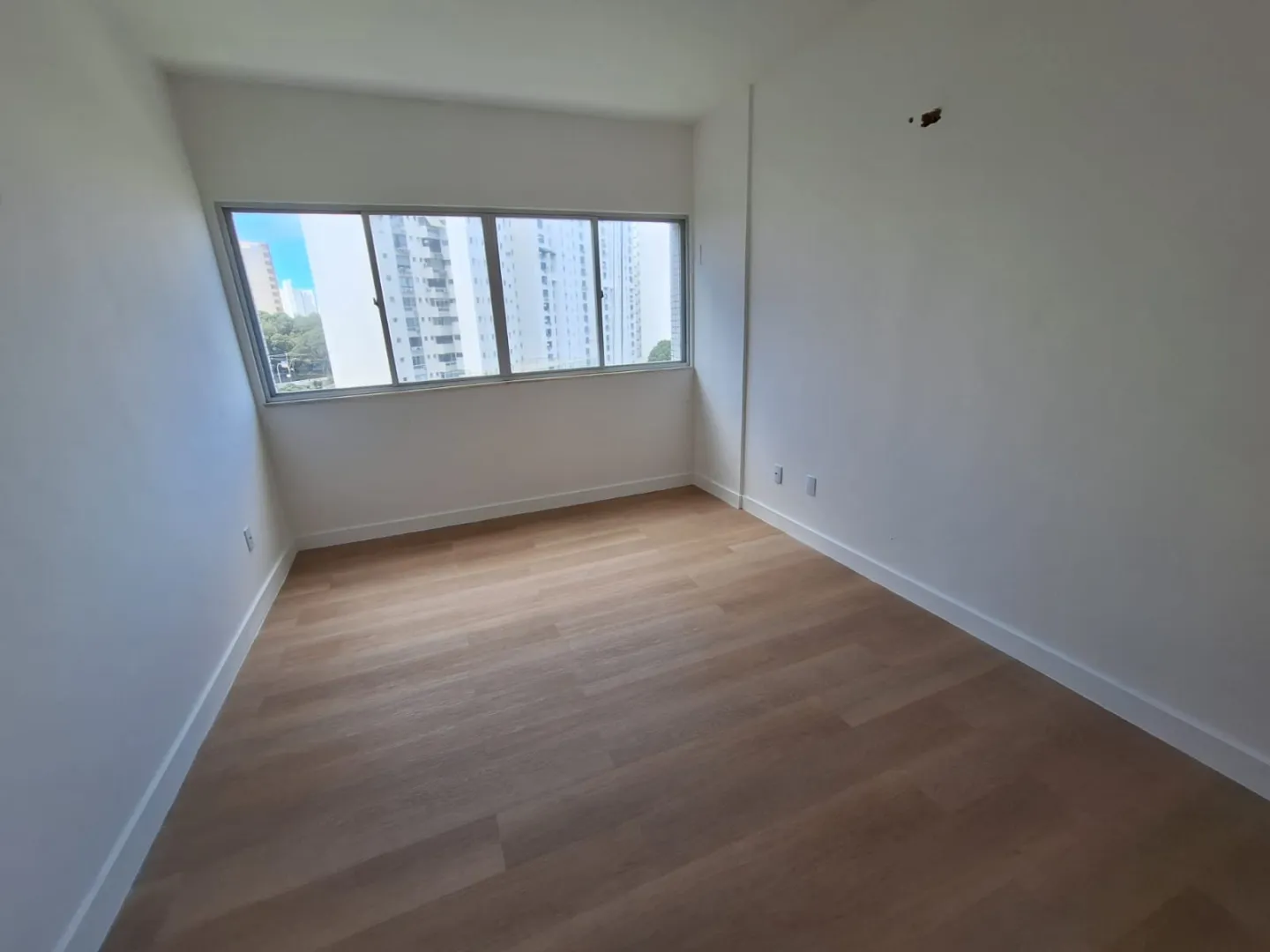 APARTAMENTO 3 QUARTOS SU&Iacute;TE NASCENTE DEPEND&Ecirc;NCIA GARAGEM ELEVADOR PORT 24h VENDA NA GRA&Ccedil;A! Rua Oito de Dezembro Salvador - 