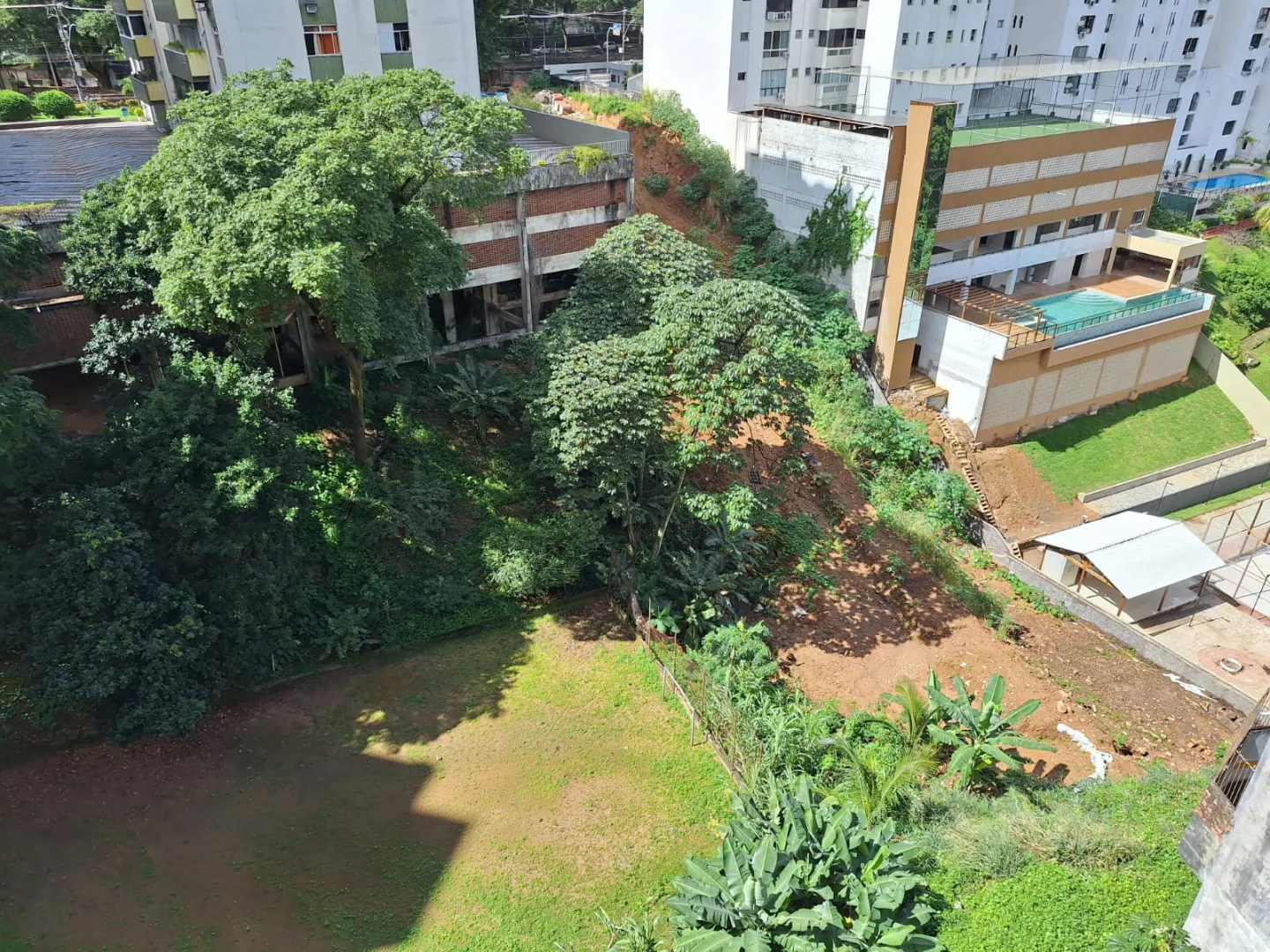 APARTAMENTO 3 QUARTOS SU&Iacute;TE NASCENTE DEPEND&Ecirc;NCIA GARAGEM ELEVADOR PORT 24h VENDA NA GRA&Ccedil;A! Rua Oito de Dezembro Salvador - 