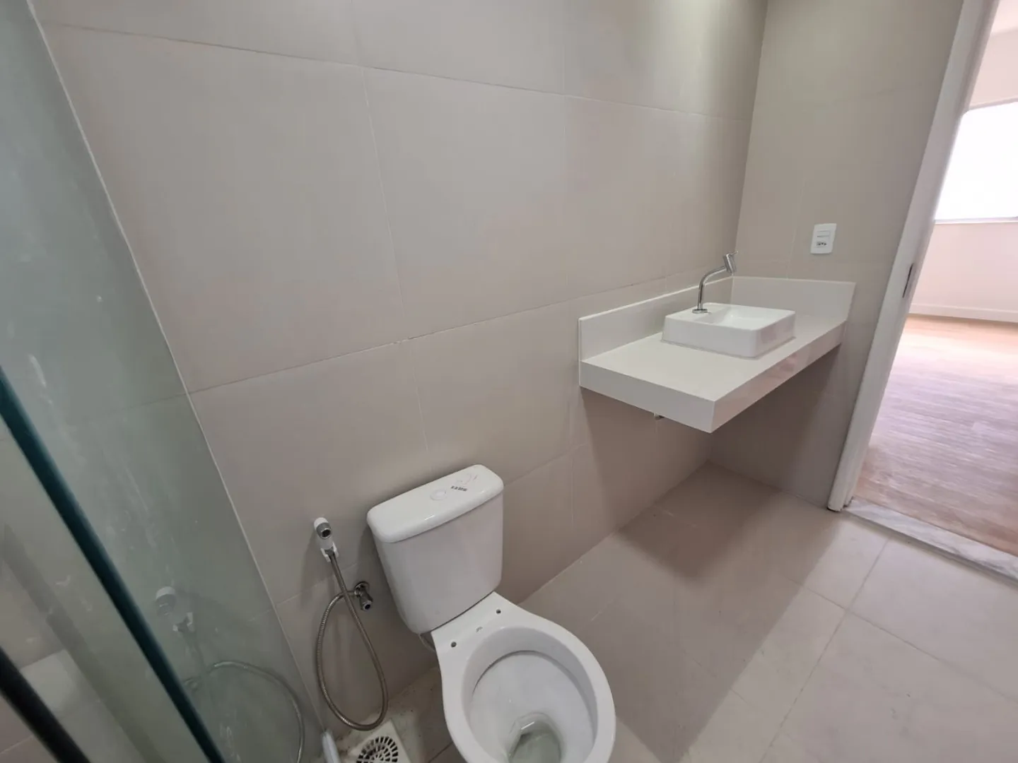 APARTAMENTO 3 QUARTOS SU&Iacute;TE NASCENTE DEPEND&Ecirc;NCIA GARAGEM ELEVADOR PORT 24h VENDA NA GRA&Ccedil;A! Rua Oito de Dezembro Salvador - 
