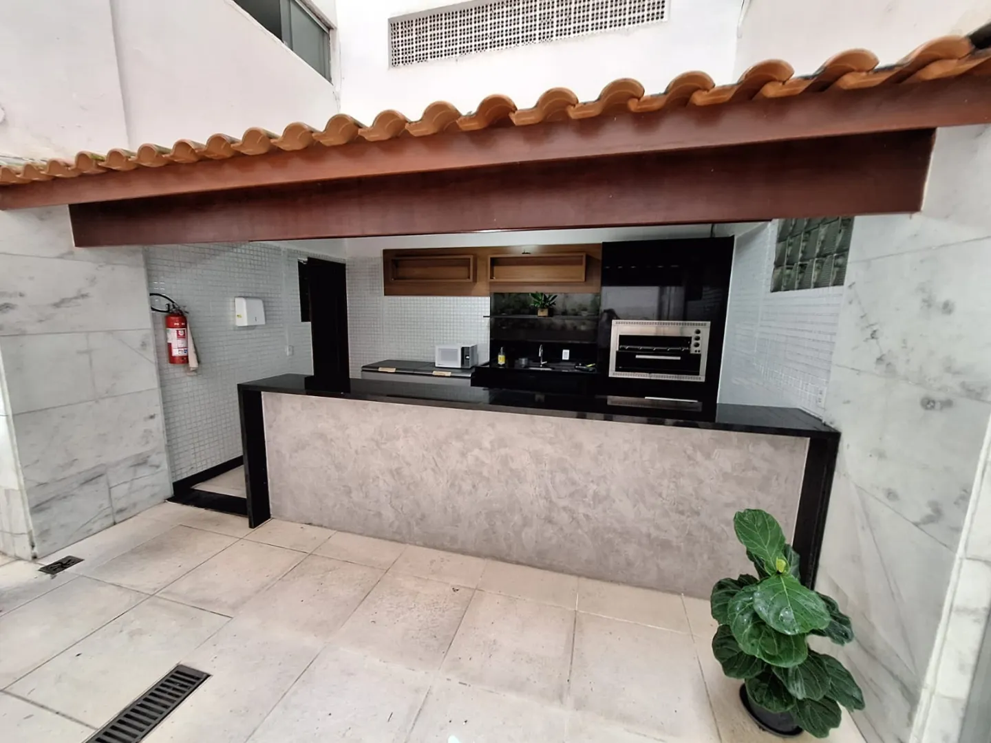 APARTAMENTO 3 QUARTOS SU&Iacute;TE NASCENTE DEPEND&Ecirc;NCIA GARAGEM ELEVADOR PORT 24h VENDA NA GRA&Ccedil;A! Rua Oito de Dezembro Salvador - 