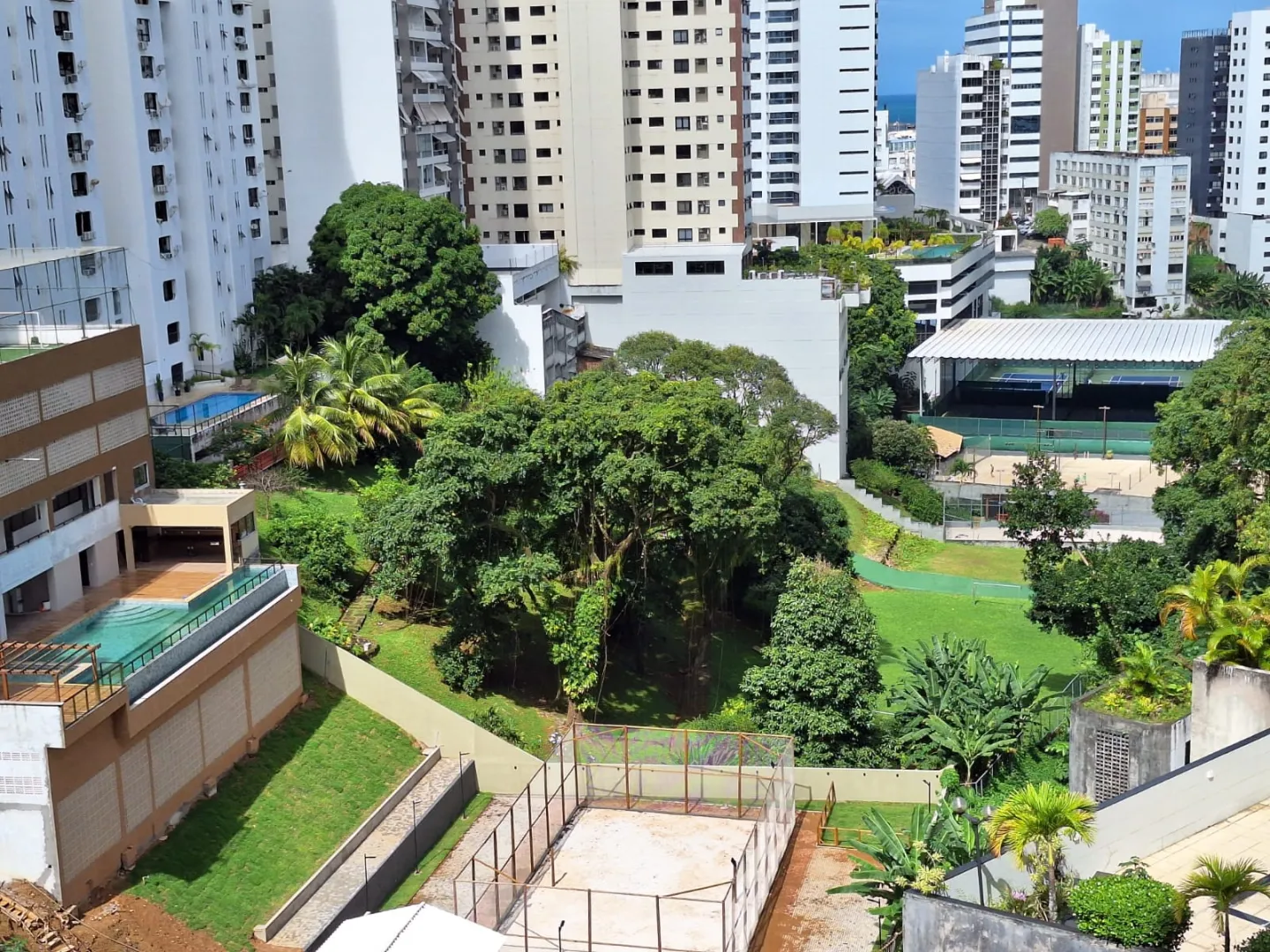 APARTAMENTO 3 QUARTOS SU&Iacute;TE NASCENTE DEPEND&Ecirc;NCIA GARAGEM ELEVADOR PORT 24h VENDA NA GRA&Ccedil;A! Rua Oito de Dezembro Salvador - 
