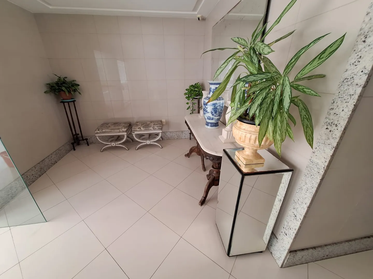 APARTAMENTO 3 QUARTOS SU&Iacute;TE NASCENTE DEPEND&Ecirc;NCIA GARAGEM ELEVADOR PORT 24h VENDA NA GRA&Ccedil;A! Rua Oito de Dezembro Salvador - 