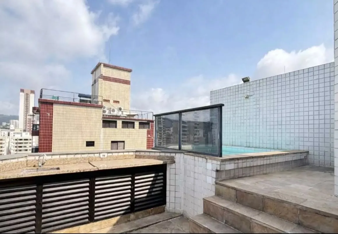 Cobertura Duplex - 112m&sup2; &uacute;teis, na Pomp&eacute;ia em um dos bairros mais desejados de Santos/SP!  Santos - 