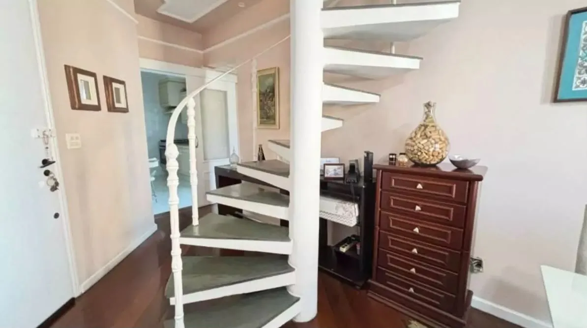 Cobertura Duplex - 112m&sup2; &uacute;teis, na Pomp&eacute;ia em um dos bairros mais desejados de Santos/SP!  Santos - 