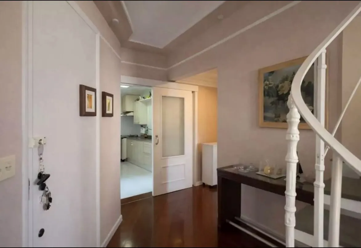 Cobertura Duplex - 112m&sup2; &uacute;teis, na Pomp&eacute;ia em um dos bairros mais desejados de Santos/SP!  Santos - 