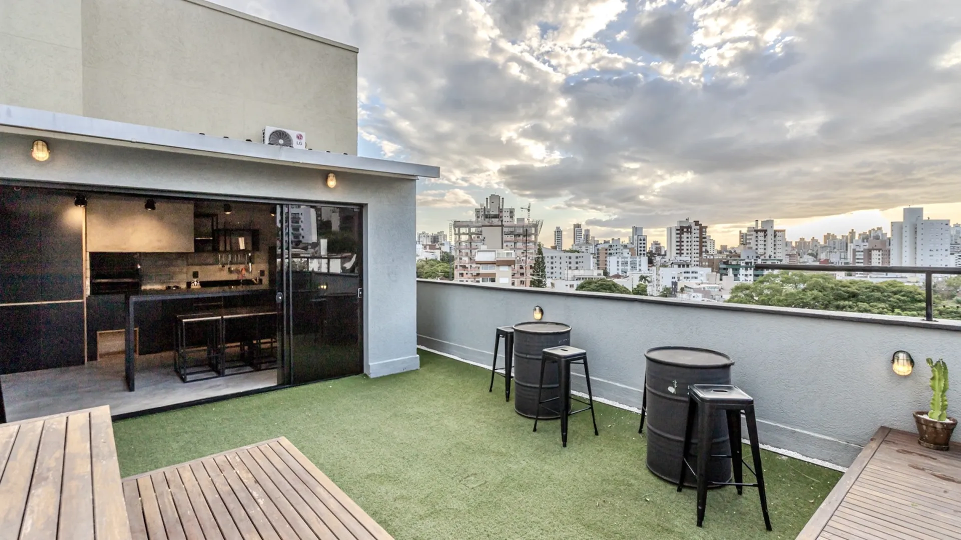R$ 1.345.000 - MARAVILHOSA COBERTURA DUPLEX - 151M2 - 2 DORM - SU&Iacute;TE - VISTA - 2 VAGAS Avenida Montenegro Porto Alegre - 