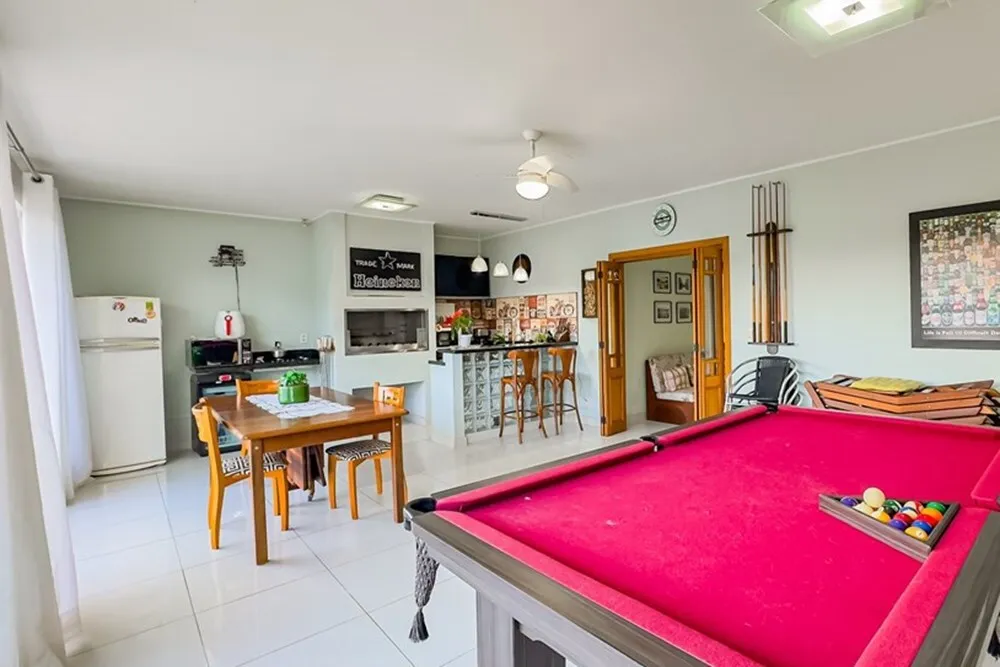 R$ 830.000 - RARIDADE - BEL&Iacute;SSIMA CASA - 233M2 - 4 DORM - 3 BANHEIROS - 2 VAGAS Rua Pedro Waine Porto Alegre - 