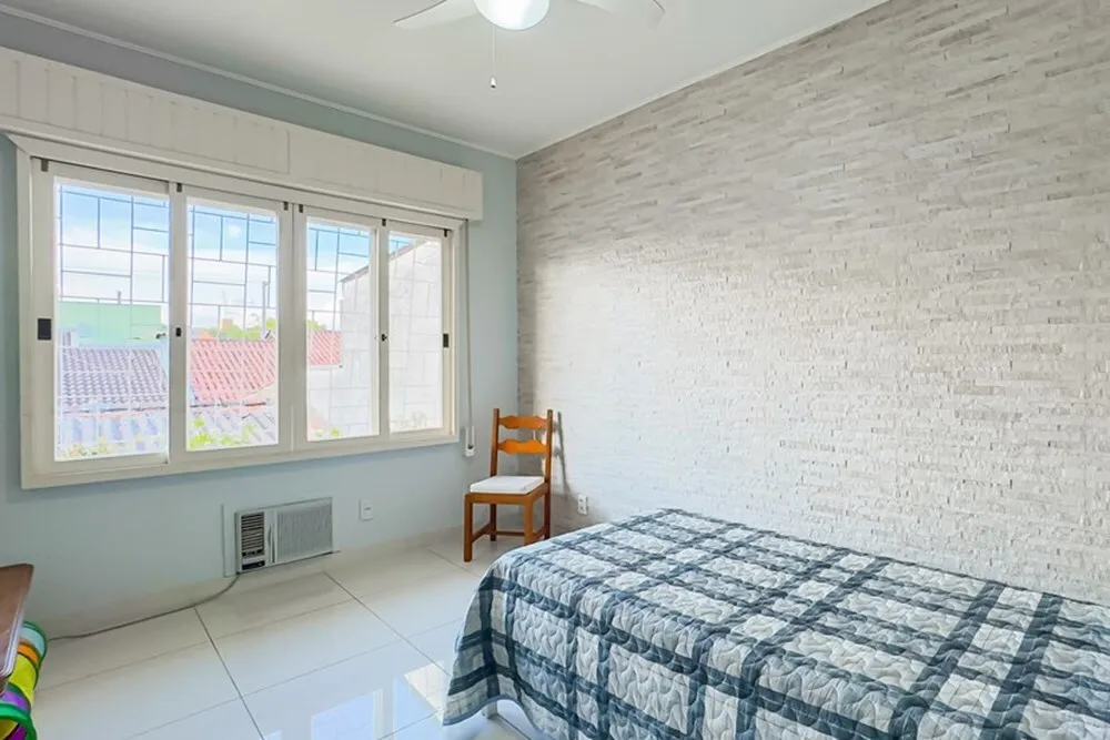 R$ 830.000 - RARIDADE - BEL&Iacute;SSIMA CASA - 233M2 - 4 DORM - 3 BANHEIROS - 2 VAGAS Rua Pedro Waine Porto Alegre - 