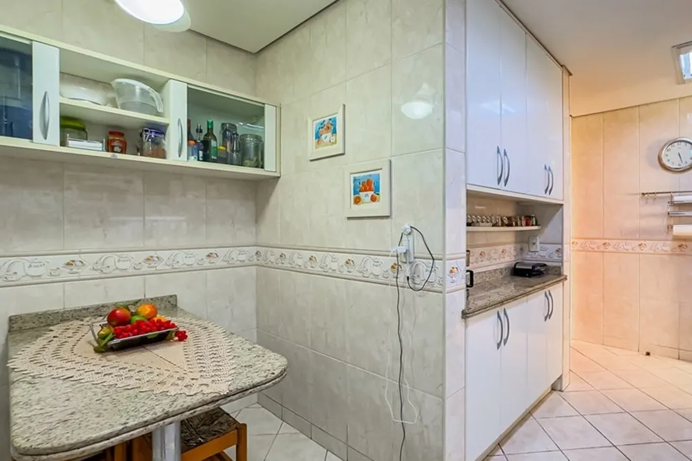 R$ 830.000 - RARIDADE - BEL&Iacute;SSIMA CASA - 233M2 - 4 DORM - 3 BANHEIROS - 2 VAGAS Rua Pedro Waine Porto Alegre - 