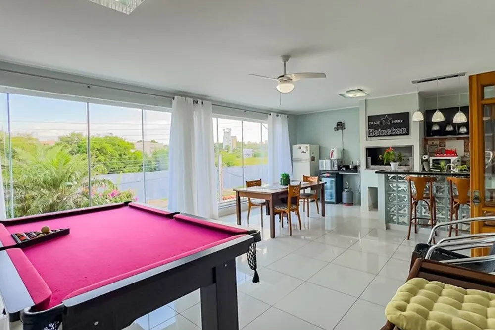 R$ 830.000 - RARIDADE - BEL&Iacute;SSIMA CASA - 233M2 - 4 DORM - 3 BANHEIROS - 2 VAGAS Rua Pedro Waine Porto Alegre - 