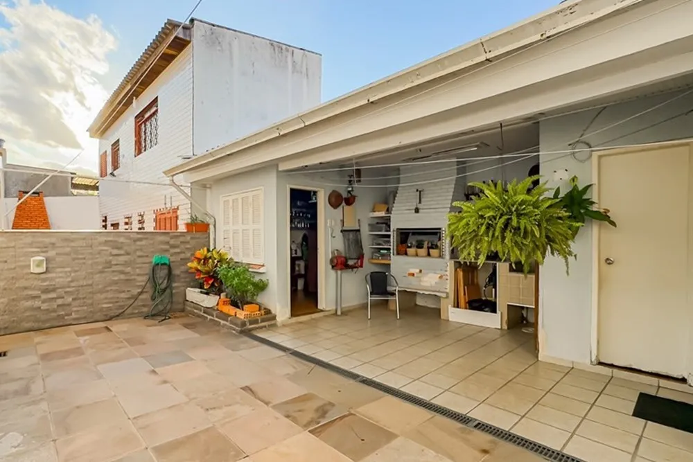 R$ 830.000 - RARIDADE - BEL&Iacute;SSIMA CASA - 233M2 - 4 DORM - 3 BANHEIROS - 2 VAGAS Rua Pedro Waine Porto Alegre - 