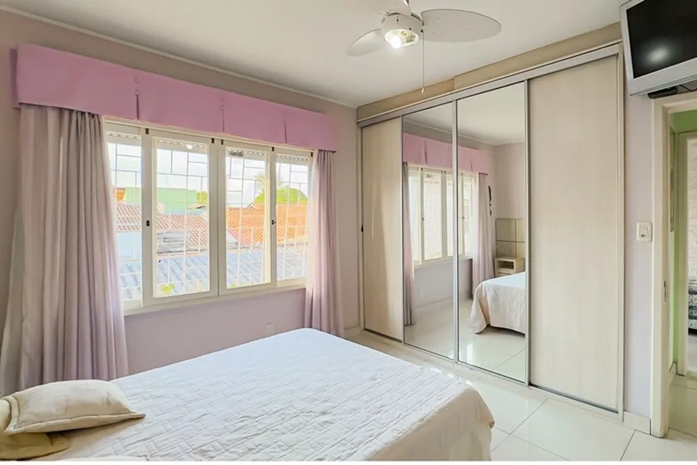 R$ 830.000 - RARIDADE - BEL&Iacute;SSIMA CASA - 233M2 - 4 DORM - 3 BANHEIROS - 2 VAGAS Rua Pedro Waine Porto Alegre - 