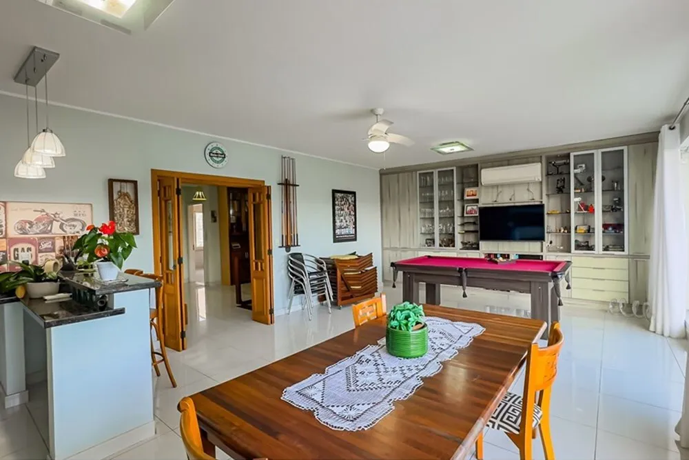 R$ 830.000 - RARIDADE - BEL&Iacute;SSIMA CASA - 233M2 - 4 DORM - 3 BANHEIROS - 2 VAGAS Rua Pedro Waine Porto Alegre - 