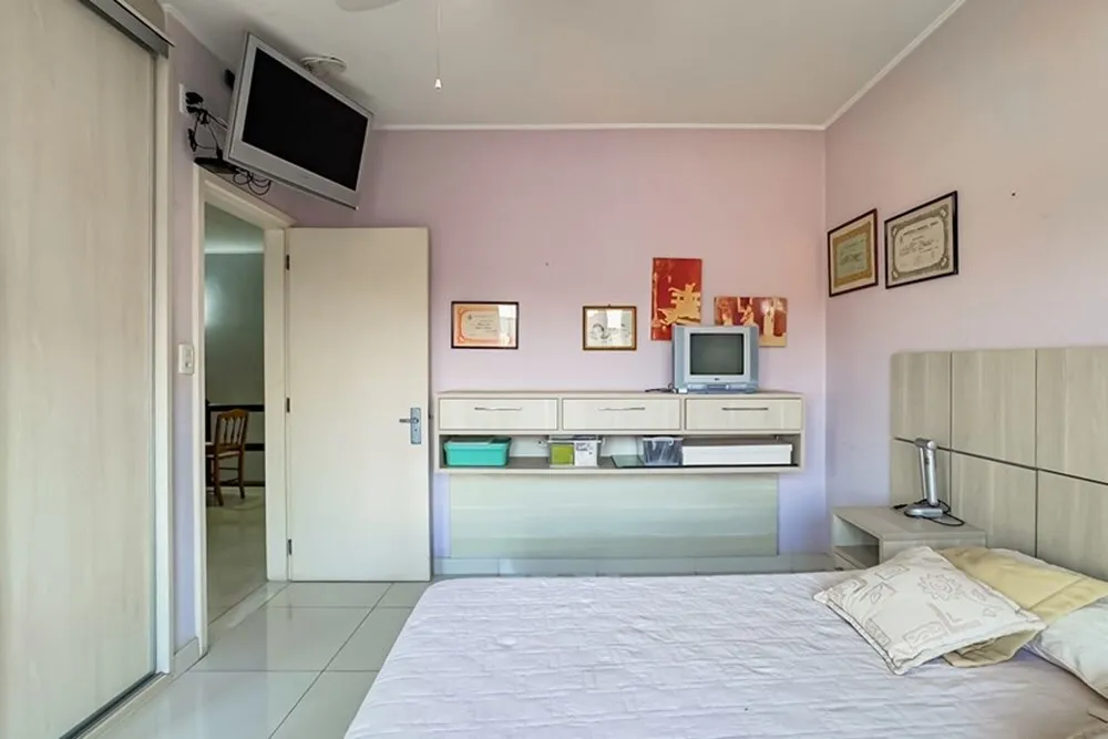 R$ 830.000 - RARIDADE - BEL&Iacute;SSIMA CASA - 233M2 - 4 DORM - 3 BANHEIROS - 2 VAGAS Rua Pedro Waine Porto Alegre - 