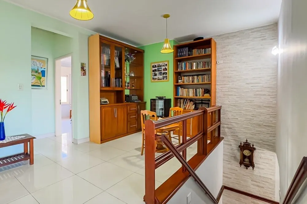 R$ 830.000 - RARIDADE - BEL&Iacute;SSIMA CASA - 233M2 - 4 DORM - 3 BANHEIROS - 2 VAGAS Rua Pedro Waine Porto Alegre - 