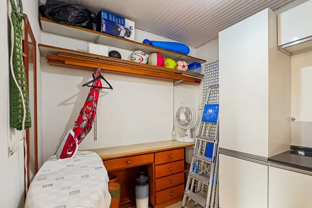 R$ 830.000 - RARIDADE - BEL&Iacute;SSIMA CASA - 233M2 - 4 DORM - 3 BANHEIROS - 2 VAGAS Rua Pedro Waine Porto Alegre - 