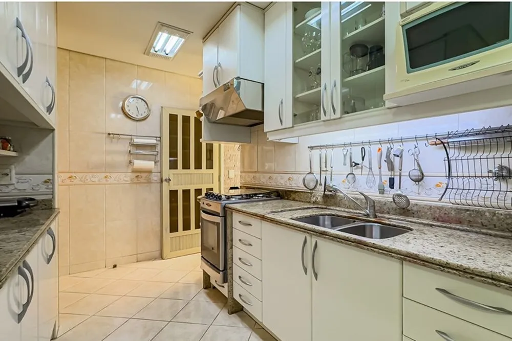 R$ 830.000 - RARIDADE - BEL&Iacute;SSIMA CASA - 233M2 - 4 DORM - 3 BANHEIROS - 2 VAGAS Rua Pedro Waine Porto Alegre - 