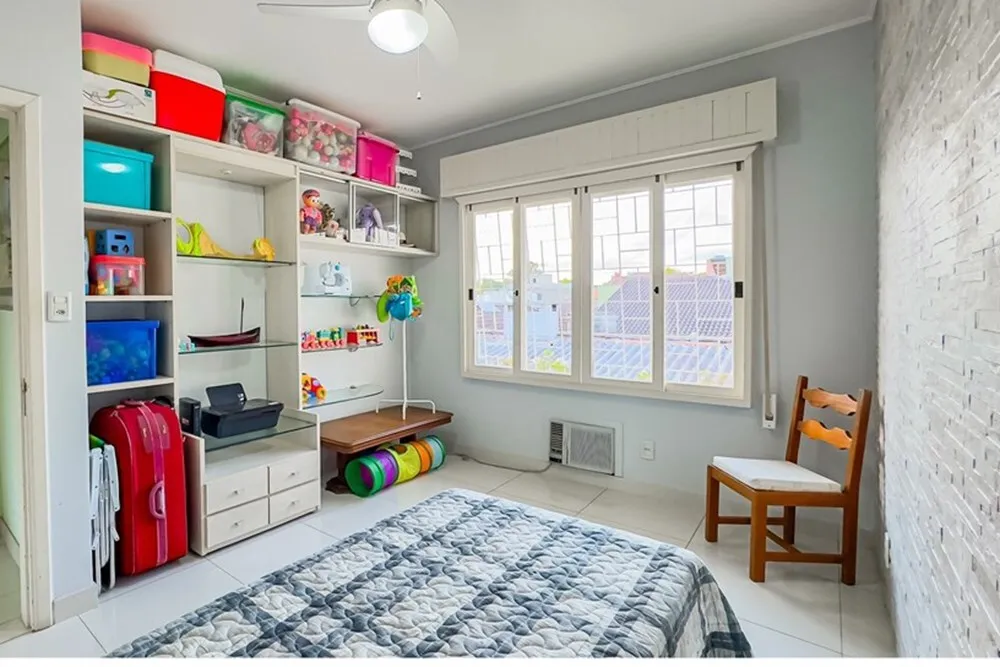 R$ 830.000 - RARIDADE - BEL&Iacute;SSIMA CASA - 233M2 - 4 DORM - 3 BANHEIROS - 2 VAGAS Rua Pedro Waine Porto Alegre - 