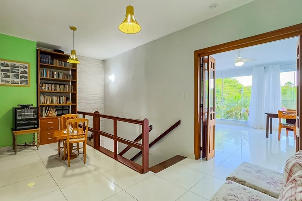 R$ 830.000 - RARIDADE - BEL&Iacute;SSIMA CASA - 233M2 - 4 DORM - 3 BANHEIROS - 2 VAGAS Rua Pedro Waine Porto Alegre - 