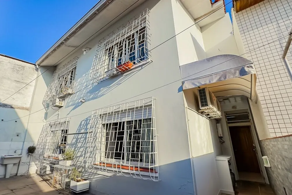 R$ 830.000 - RARIDADE - BEL&Iacute;SSIMA CASA - 233M2 - 4 DORM - 3 BANHEIROS - 2 VAGAS Rua Pedro Waine Porto Alegre - 