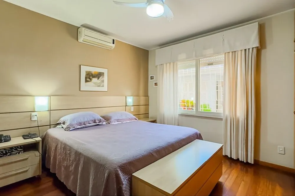 R$ 830.000 - RARIDADE - BEL&Iacute;SSIMA CASA - 233M2 - 4 DORM - 3 BANHEIROS - 2 VAGAS Rua Pedro Waine Porto Alegre - 