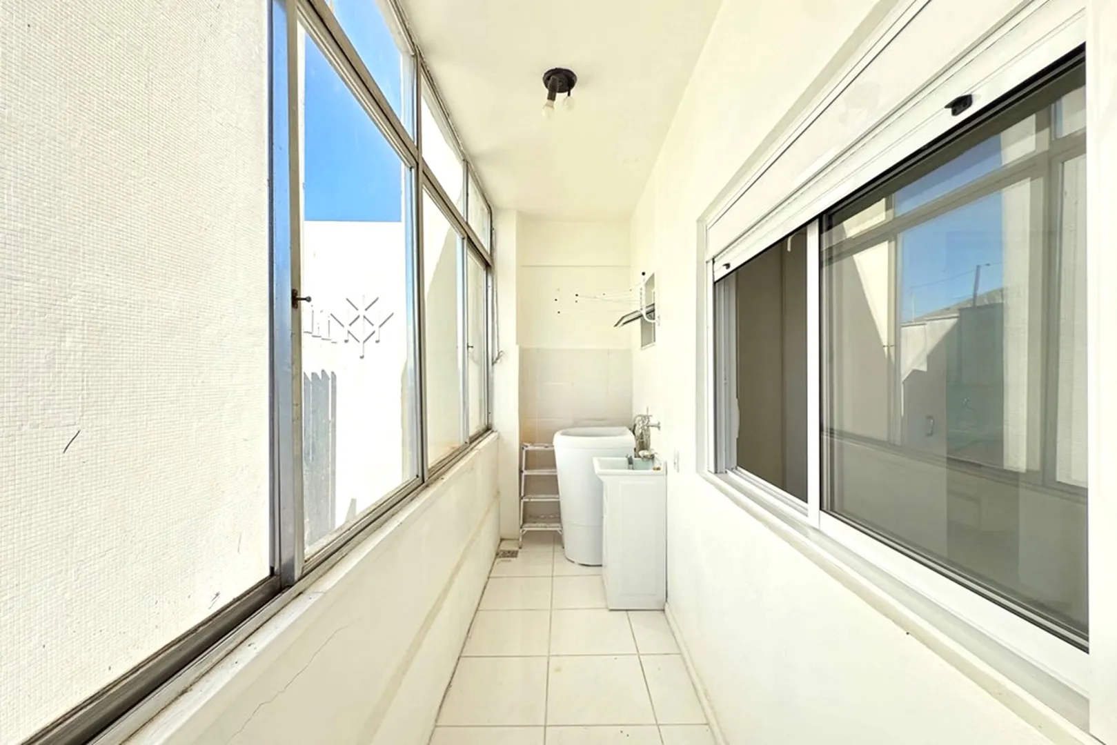 R$ 495.000 - &Oacute;TIMO APARTAMENTO - MOBILIADO - ANDAR ALTO - VISTA - 99M2 - 3 DORM - 1 VAGA Rua Jerônimo Coelho Porto Alegre - 
