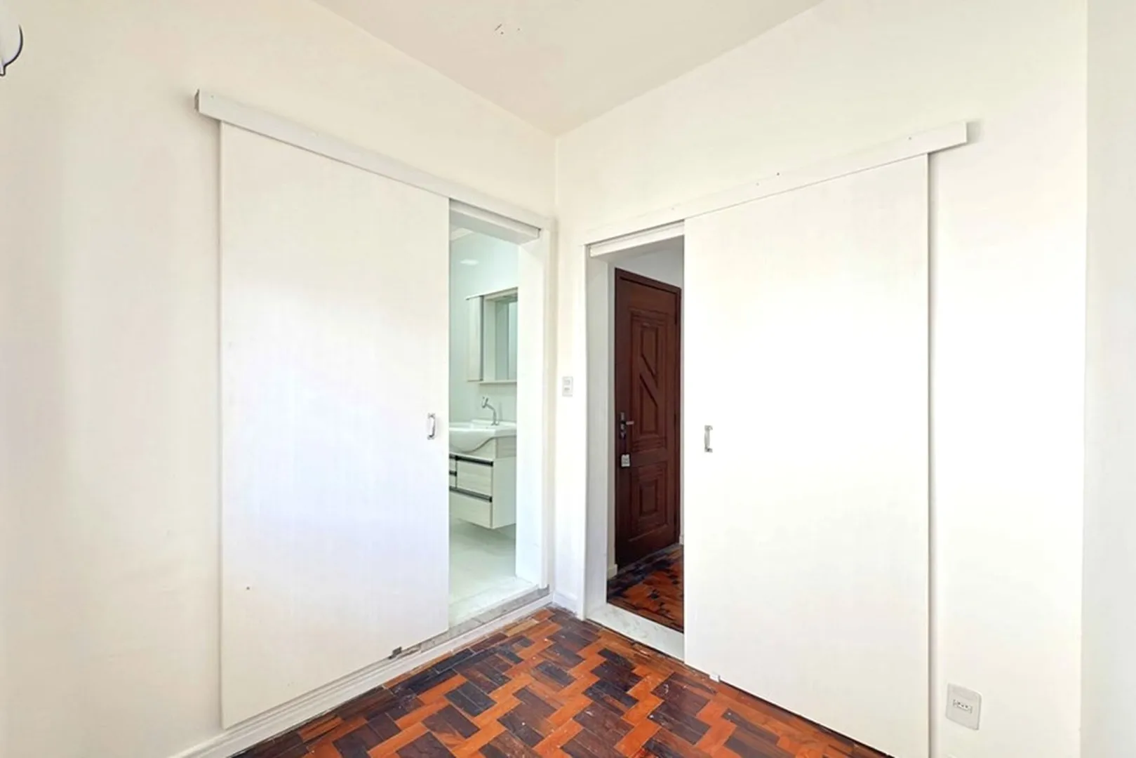 R$ 495.000 - &Oacute;TIMO APARTAMENTO - MOBILIADO - ANDAR ALTO - VISTA - 99M2 - 3 DORM - 1 VAGA Rua Jerônimo Coelho Porto Alegre - 