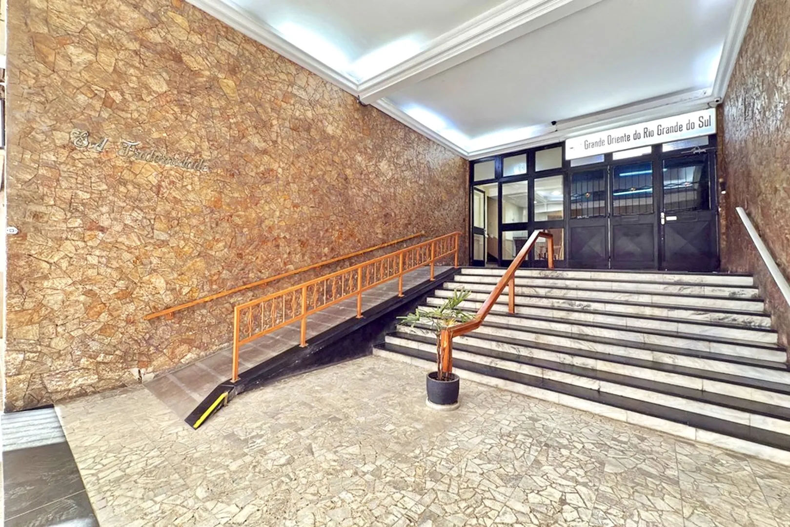 R$ 495.000 - &Oacute;TIMO APARTAMENTO - MOBILIADO - ANDAR ALTO - VISTA - 99M2 - 3 DORM - 1 VAGA Rua Jerônimo Coelho Porto Alegre - 