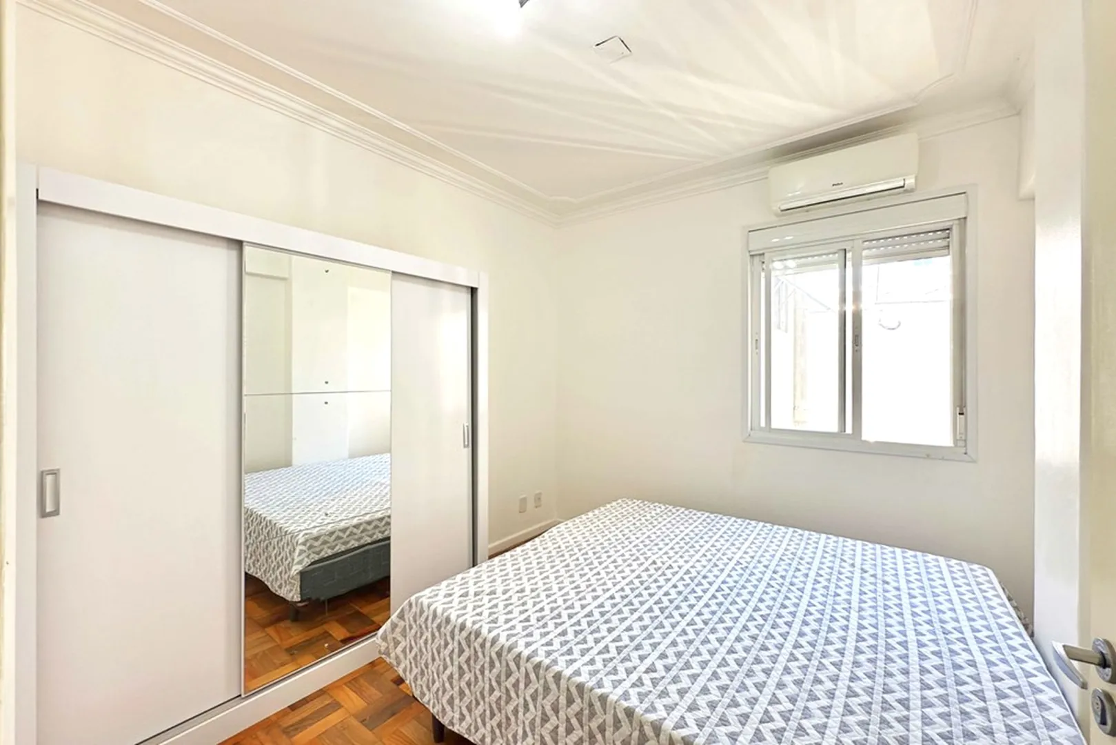 R$ 495.000 - &Oacute;TIMO APARTAMENTO - MOBILIADO - ANDAR ALTO - VISTA - 99M2 - 3 DORM - 1 VAGA Rua Jerônimo Coelho Porto Alegre - 