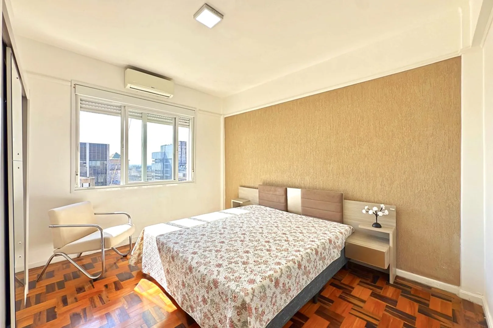 R$ 495.000 - &Oacute;TIMO APARTAMENTO - MOBILIADO - ANDAR ALTO - VISTA - 99M2 - 3 DORM - 1 VAGA Rua Jerônimo Coelho Porto Alegre - 
