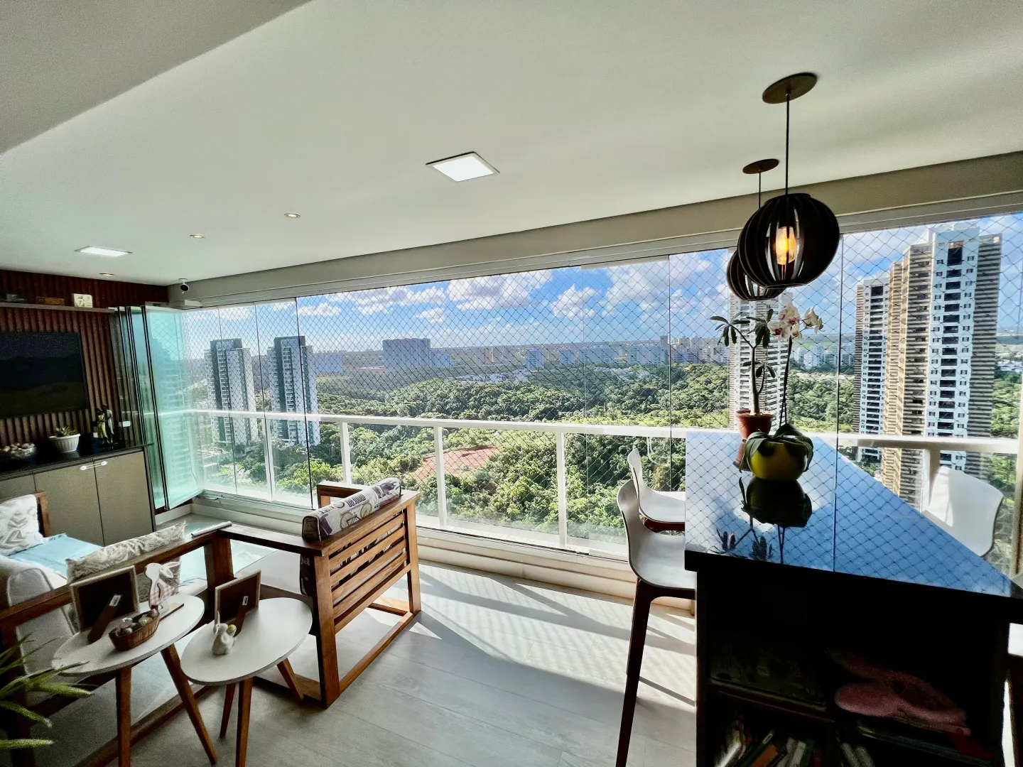 APARTAMENTO 3 QUARTOS SU&Iacute;TE 2 GARAGENS VARANDA PISCINA ACADEMIA VENDA GREENVILLE PATAMARES Rua Embira Salvador - 