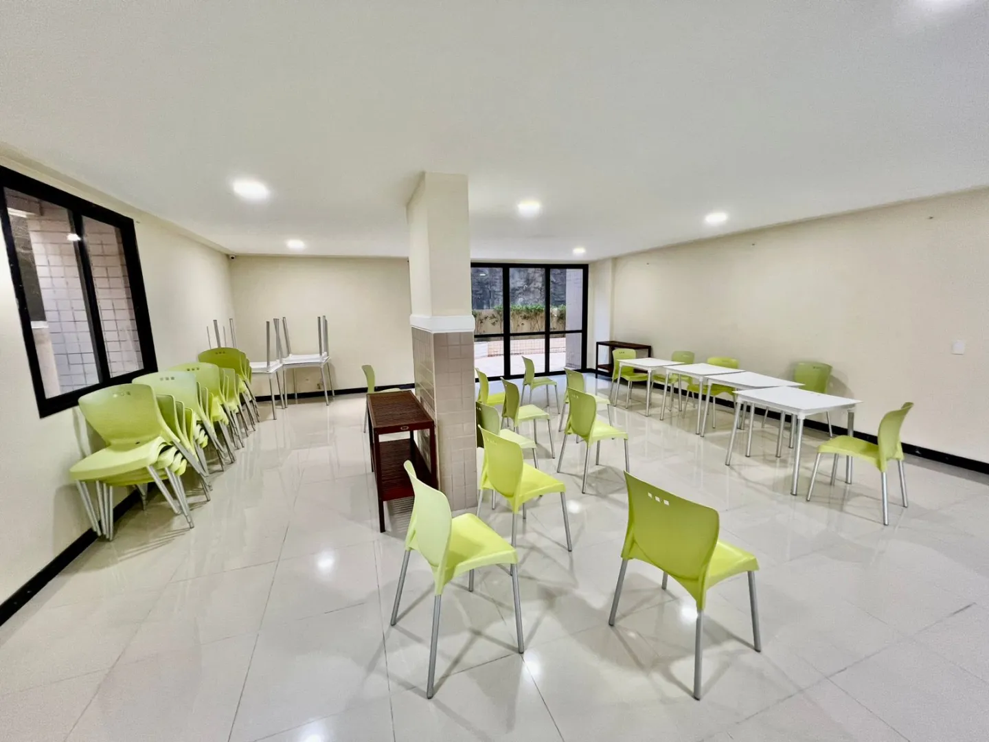APARTAMENTO 2 QUARTOS SU&Iacute;TE VARANDA GARAGEM PISCINA ACADEMIA &Agrave; VENDA EM PITUA&Ccedil;U Avenida Professor Pinto de Aguiar Salvador - 