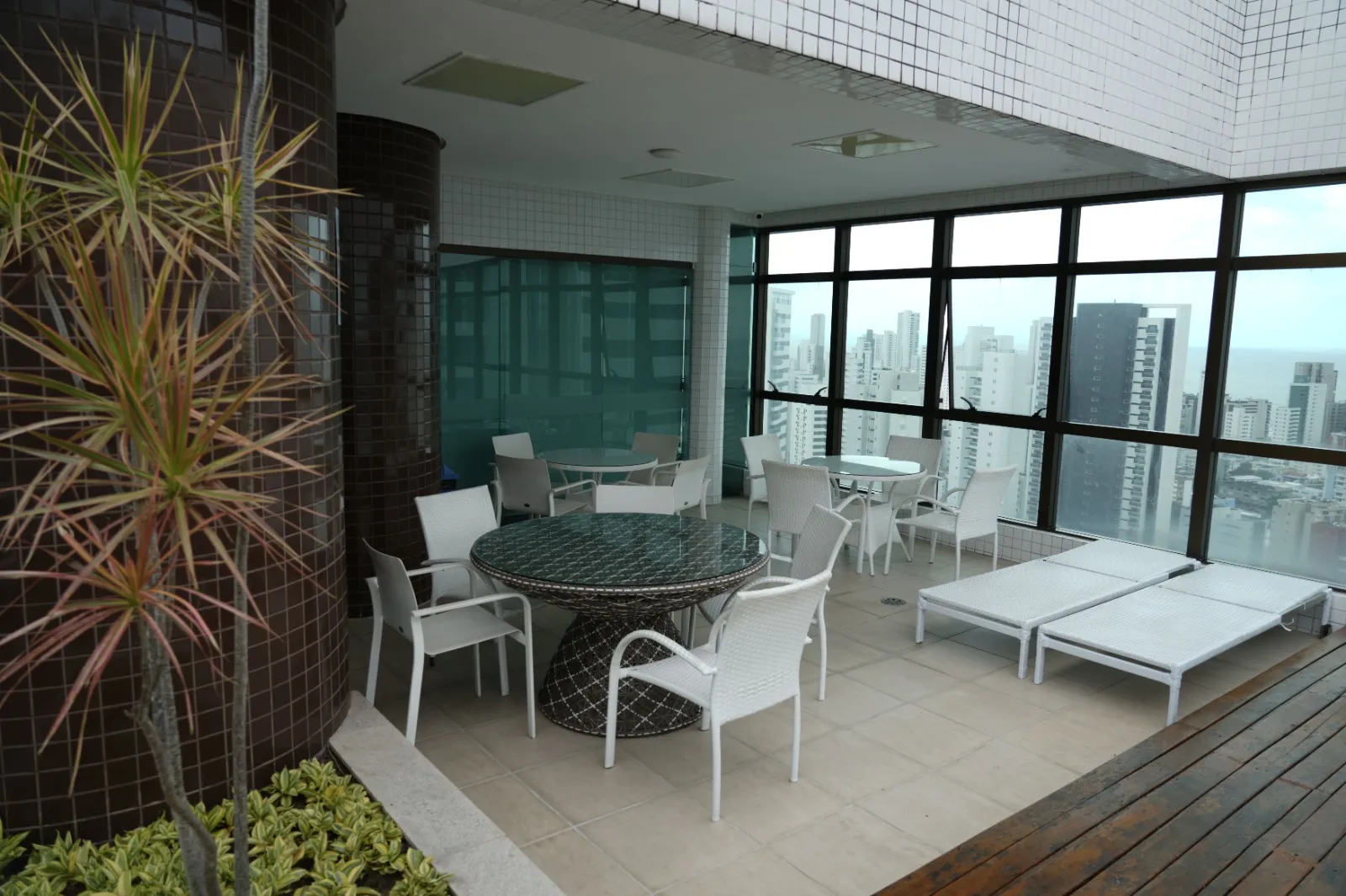 Flat para Alugar | Boa Viagem | 27m&sup2; | Mobiliado | Vista Mar | Moura Dubeux Rua Félix de Brito e Melo Recife - 