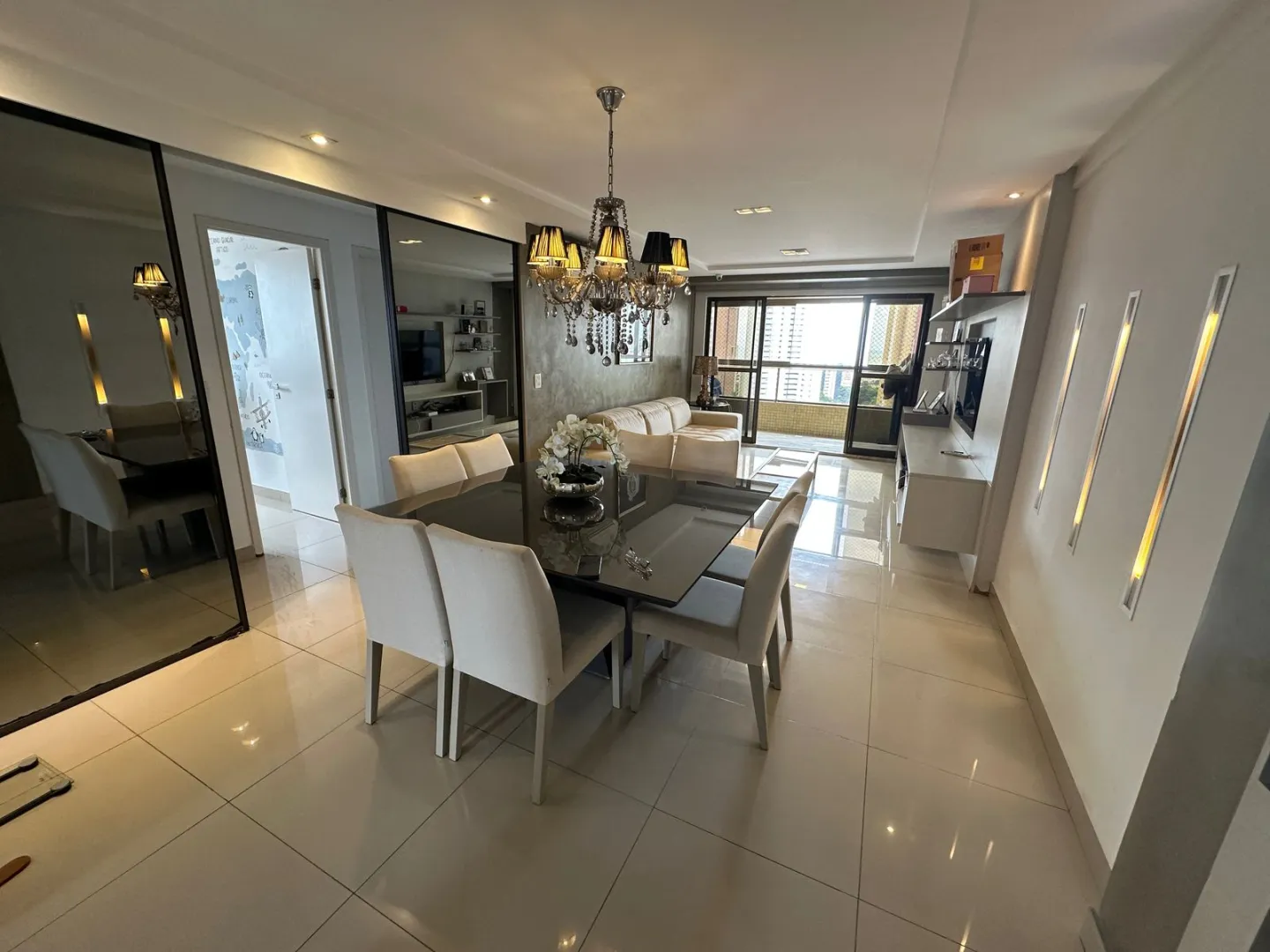 Apartamento porteira fechada, andar alto e espaçoso Miramar
