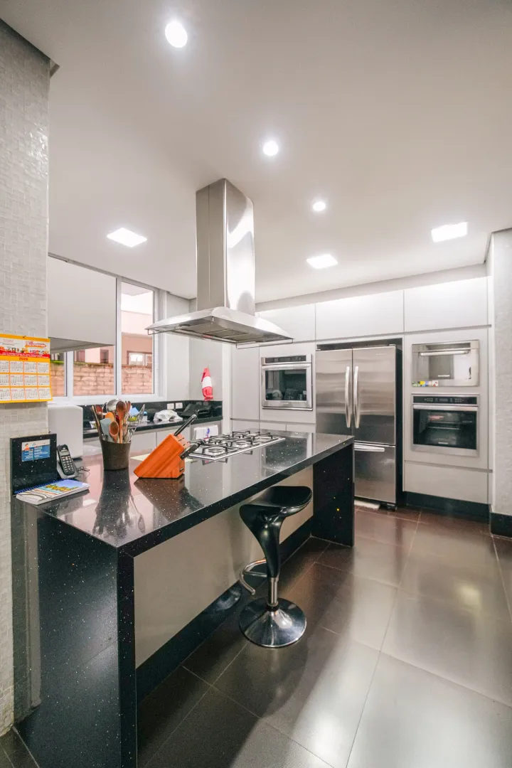 Resid&ecirc;ncia Exclusiva no Alphaville 6 com 598 m&sup2;, 5 Su&iacute;tes e Lazer Completo  Santana de Parnaíba - 