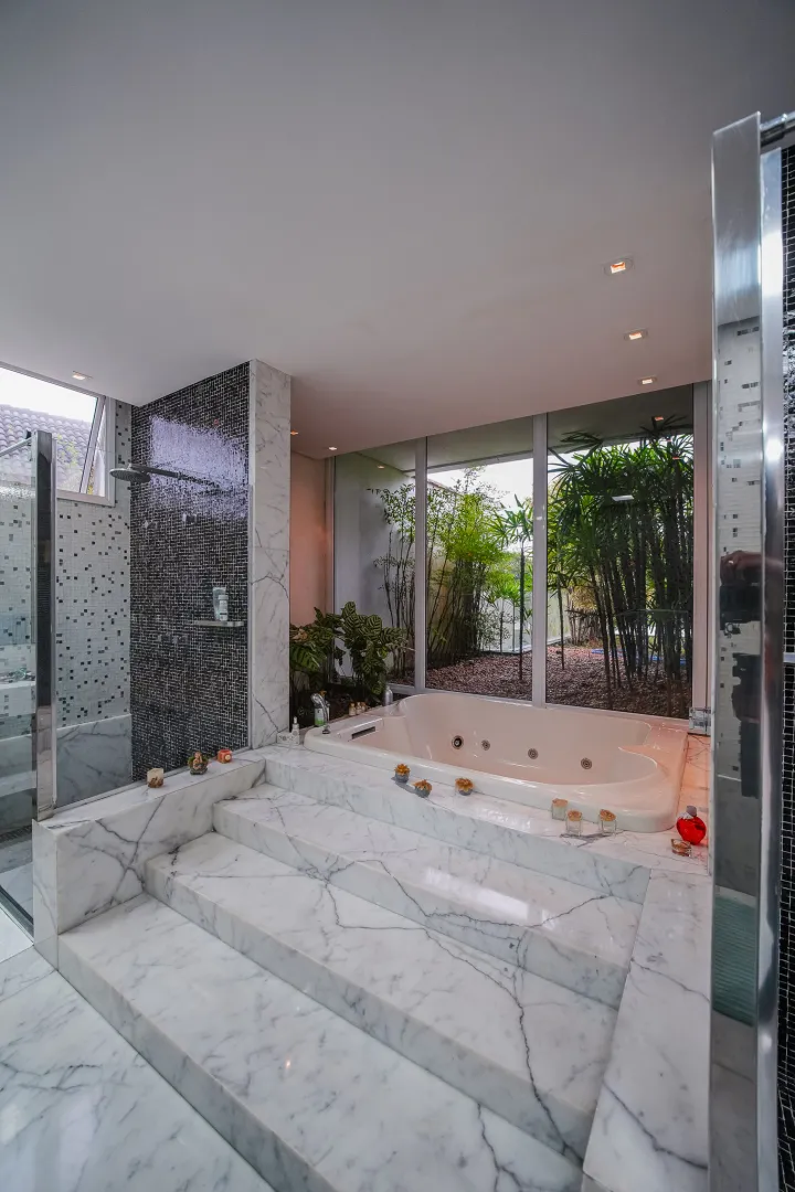 Resid&ecirc;ncia Exclusiva no Alphaville 6 com 598 m&sup2;, 5 Su&iacute;tes e Lazer Completo  Santana de Parnaíba - 