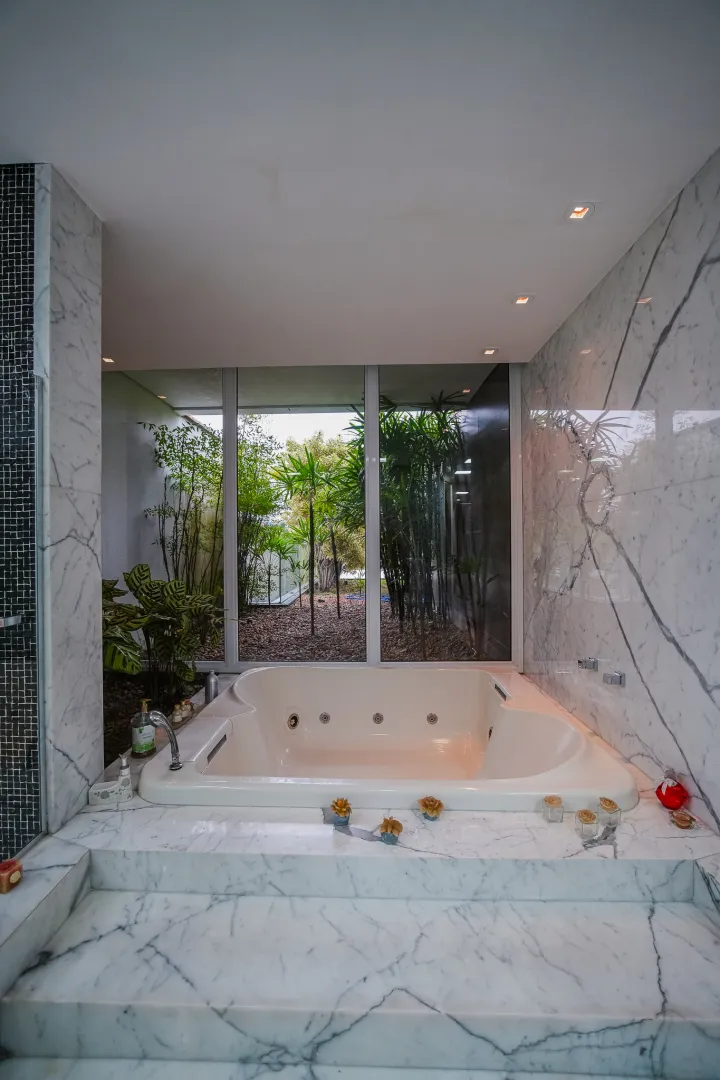 Resid&ecirc;ncia Exclusiva no Alphaville 6 com 598 m&sup2;, 5 Su&iacute;tes e Lazer Completo  Santana de Parnaíba - 