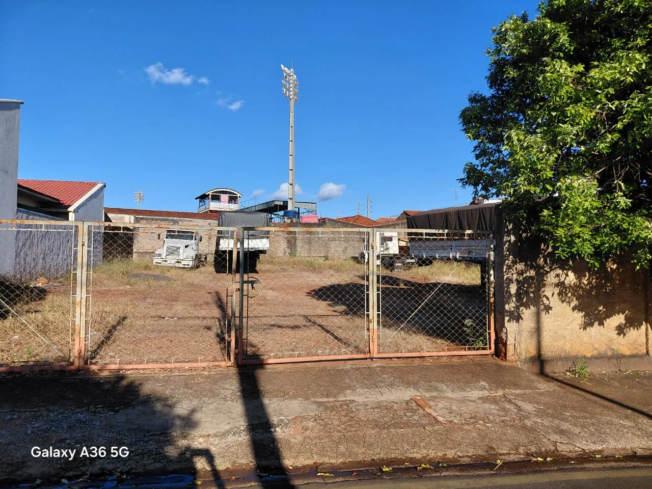 Terreno amplo ao lado da Esportiva Rua Padre Figueira Santa Cruz do Rio Pardo - 
