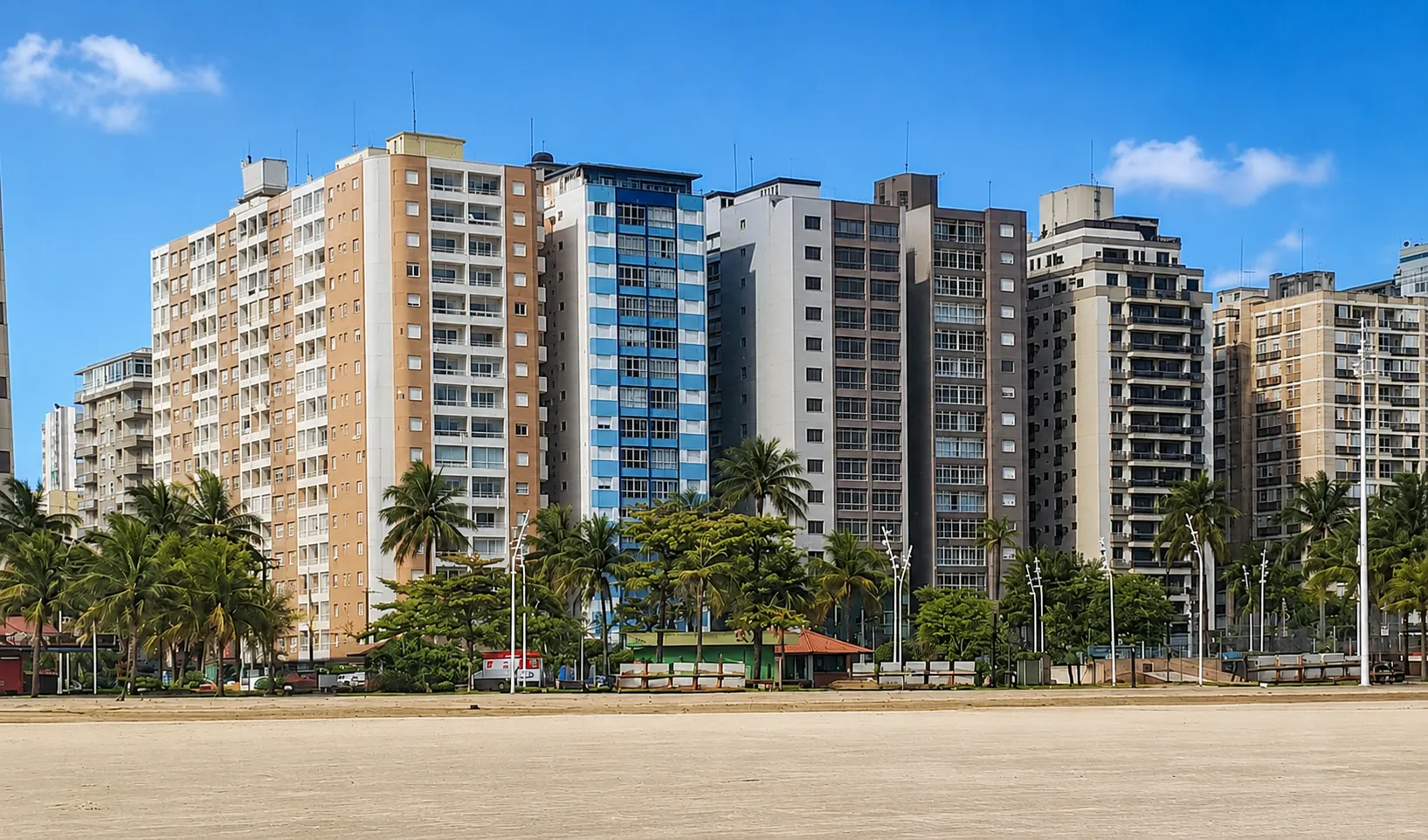 More na orla da Praia de Itarar&eacute; em S&atilde;o Vicente com seguran&ccedil;a e qualidade de vida! Avenida Manoel da Nóbrega São Vicente - 