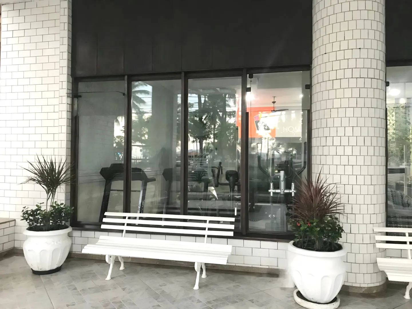 More na orla da Praia de Itarar&eacute; em S&atilde;o Vicente com seguran&ccedil;a e qualidade de vida! Avenida Manoel da Nóbrega São Vicente - 