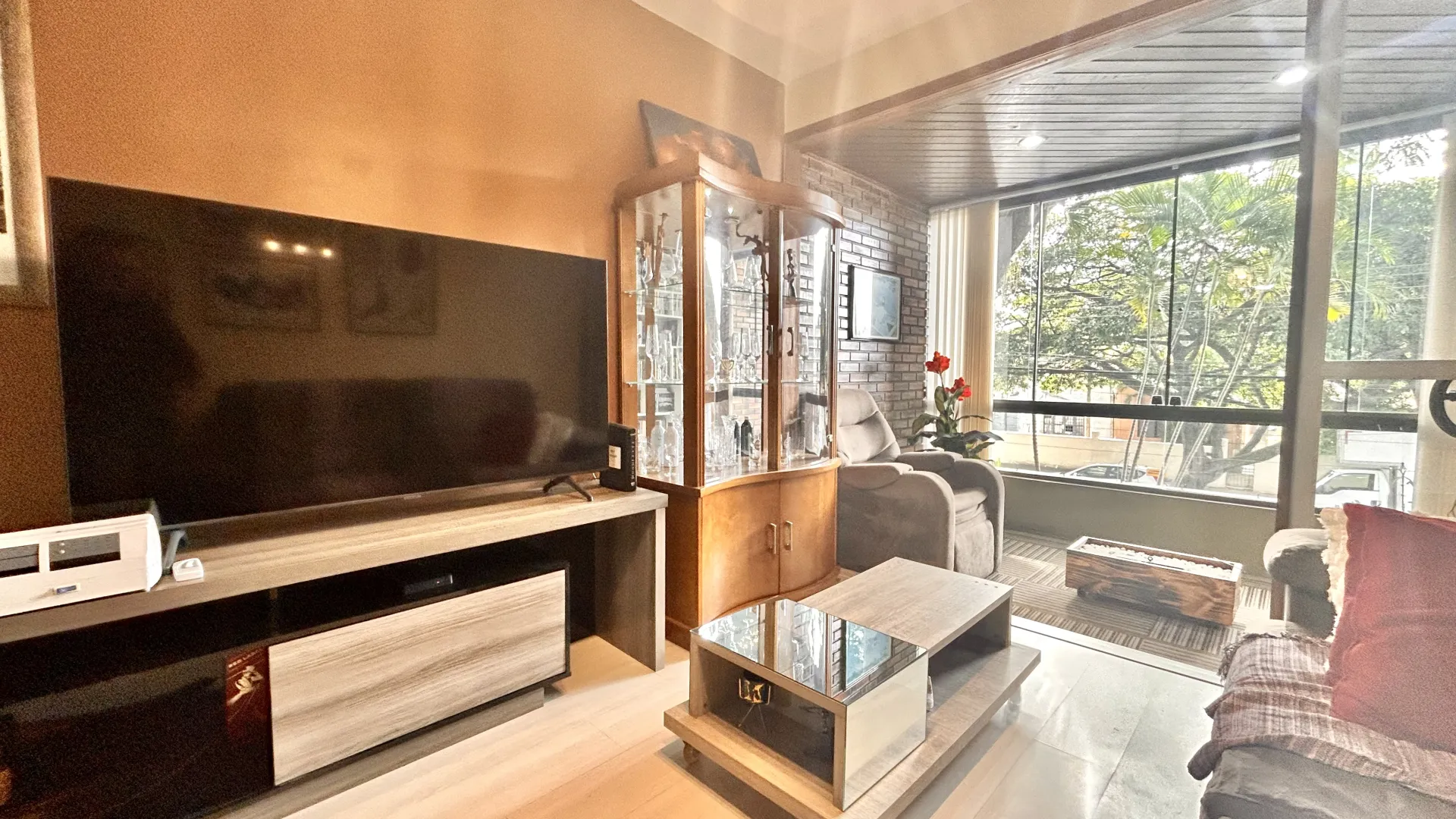 R$ 750.000 | 93m&sup2; | 2 DORMIT&Oacute;RIOS | VAGA | AV. LAGEADO | PORTO ALEGRE - RS Avenida Lageado Porto Alegre - 