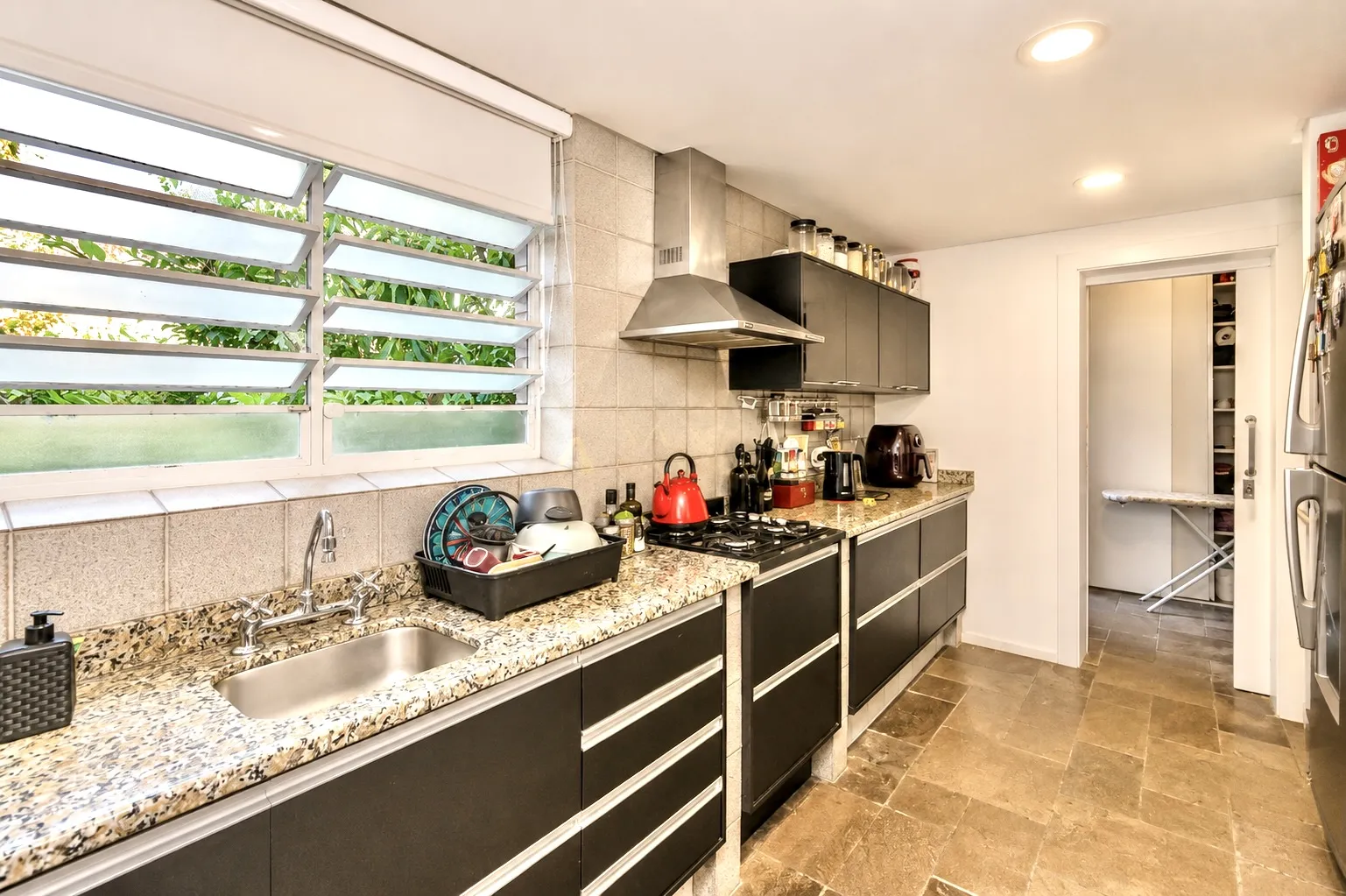 R$ 995.000 - LINDA CASA - 256M2 - 2 DORM - 2 SU&Iacute;TES - LAREIRA - PISCINA - 4 VAGAS Avenida Walter Kaufmann Porto Alegre - 