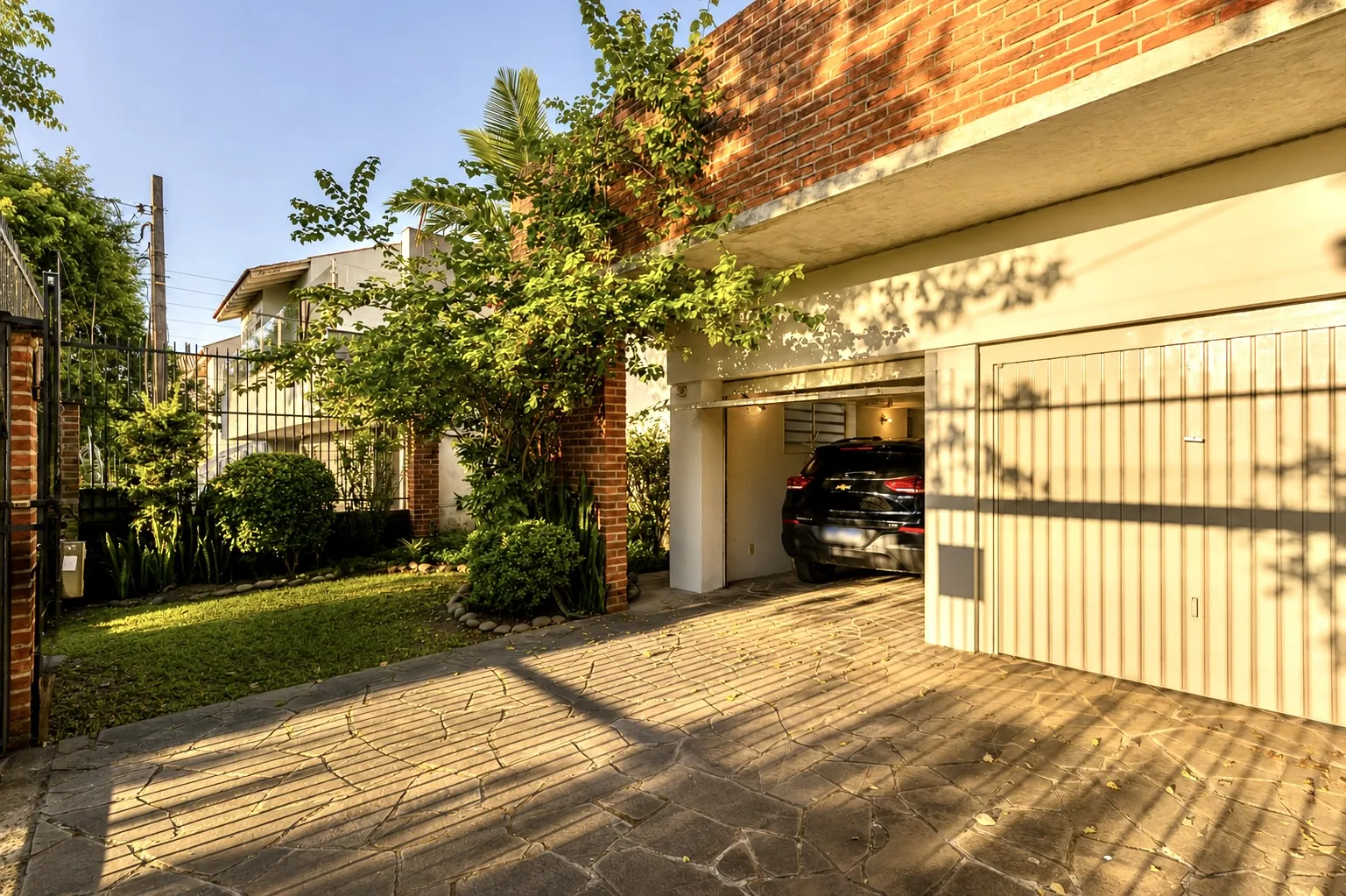 R$ 995.000 - LINDA CASA - 256M2 - 2 DORM - 2 SU&Iacute;TES - LAREIRA - PISCINA - 4 VAGAS Avenida Walter Kaufmann Porto Alegre - 