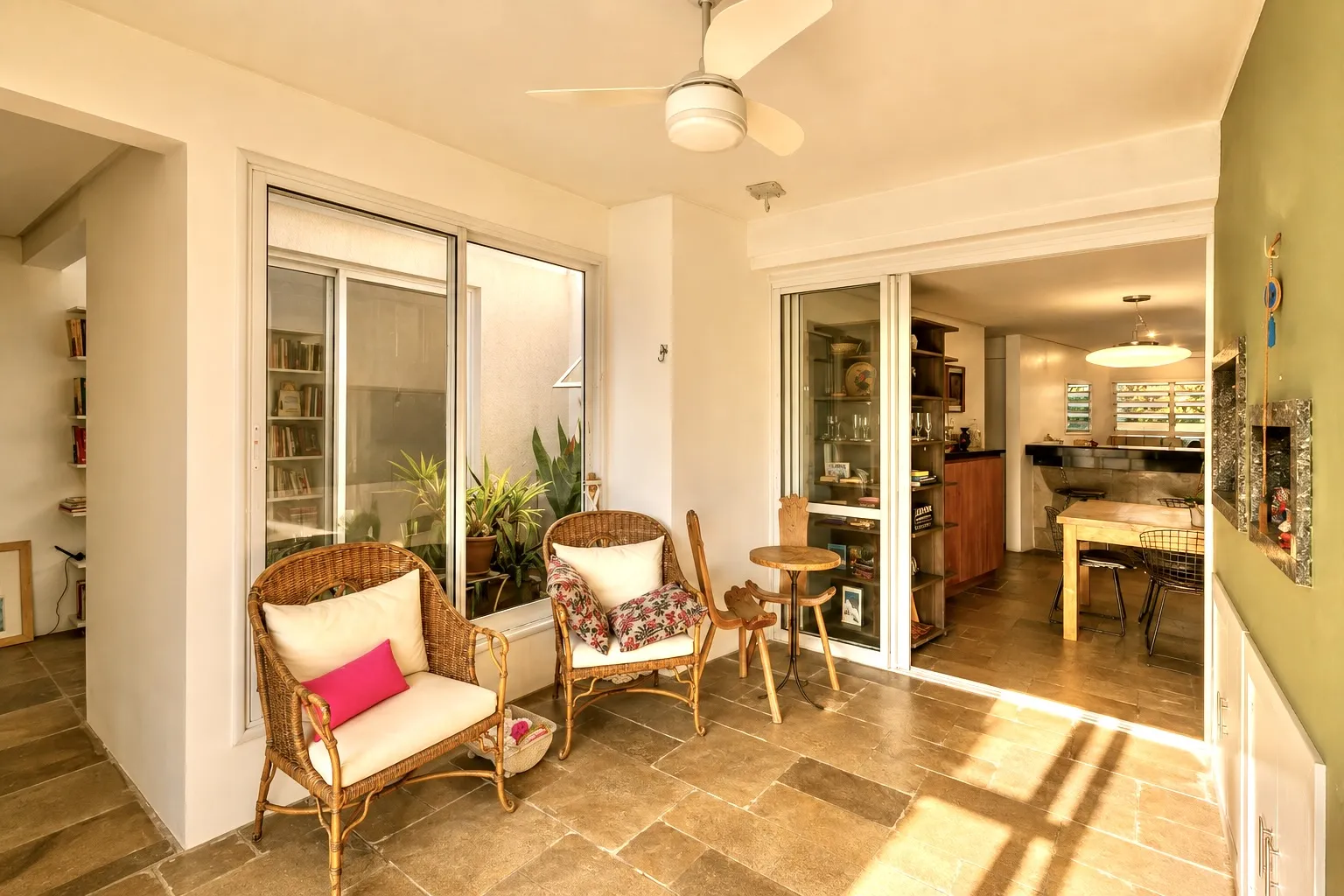 R$ 995.000 - LINDA CASA - 256M2 - 2 DORM - 2 SU&Iacute;TES - LAREIRA - PISCINA - 4 VAGAS Avenida Walter Kaufmann Porto Alegre - 