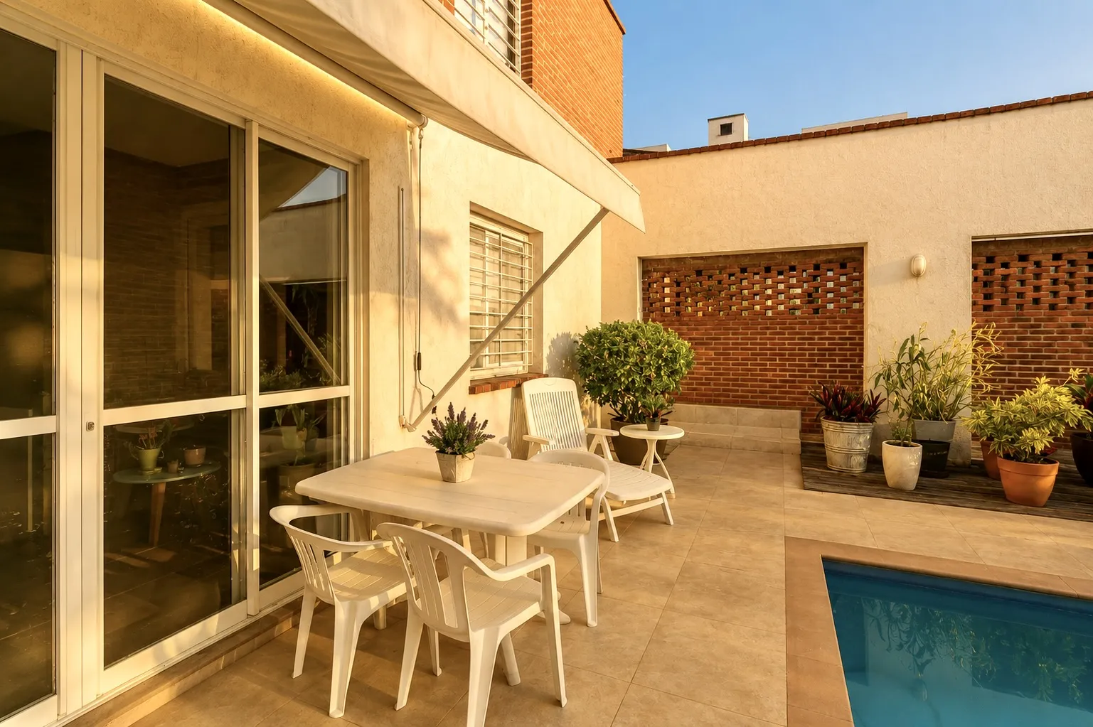R$ 995.000 - LINDA CASA - 256M2 - 2 DORM - 2 SU&Iacute;TES - LAREIRA - PISCINA - 4 VAGAS Avenida Walter Kaufmann Porto Alegre - 