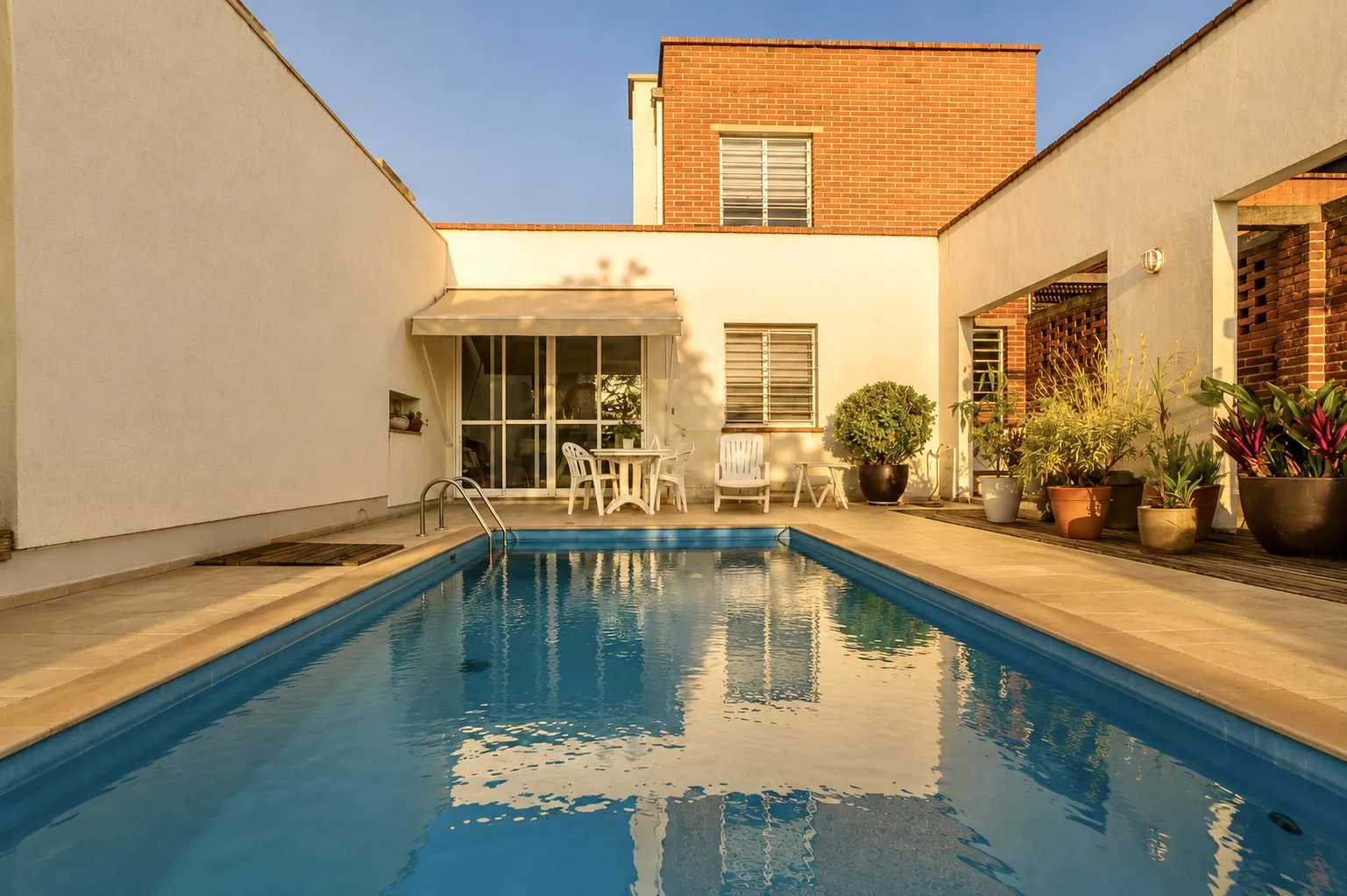 R$ 995.000 - LINDA CASA - 256M2 - 2 DORM - 2 SU&Iacute;TES - LAREIRA - PISCINA - 4 VAGAS Avenida Walter Kaufmann Porto Alegre - 