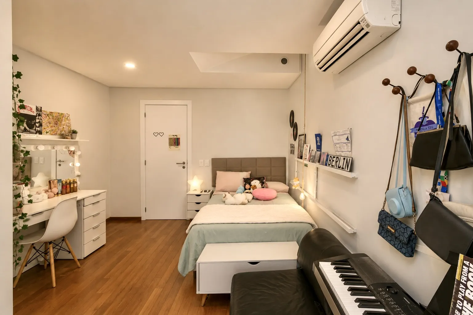 R$ 995.000 - LINDA CASA - 256M2 - 2 DORM - 2 SU&Iacute;TES - LAREIRA - PISCINA - 4 VAGAS Avenida Walter Kaufmann Porto Alegre - 