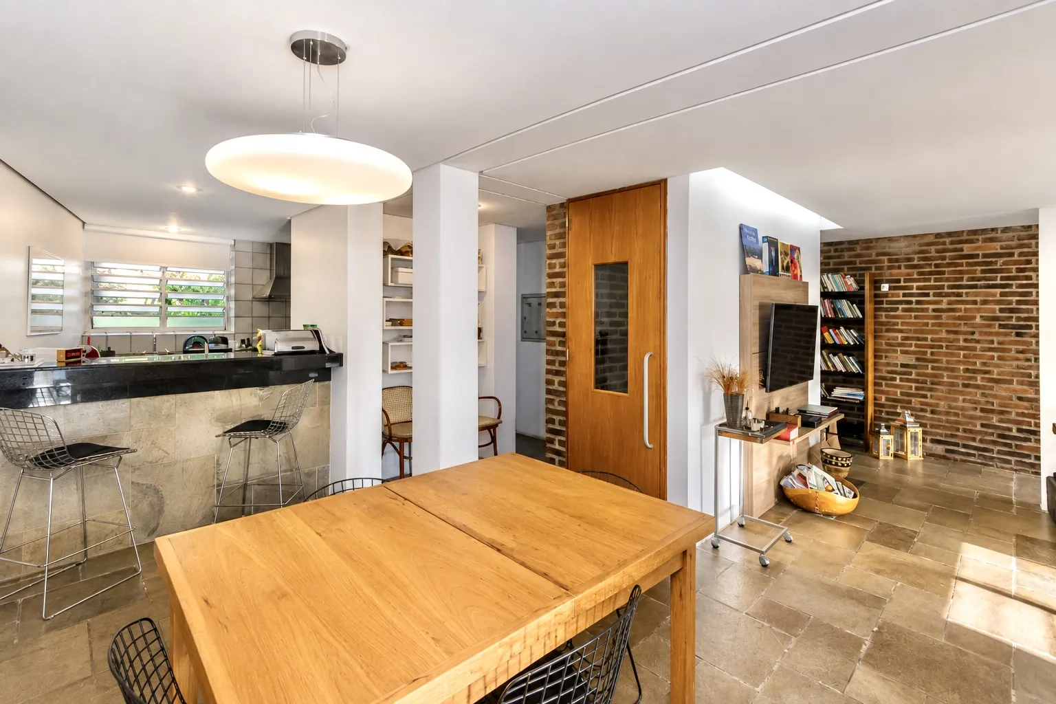R$ 995.000 - LINDA CASA - 256M2 - 2 DORM - 2 SU&Iacute;TES - LAREIRA - PISCINA - 4 VAGAS Avenida Walter Kaufmann Porto Alegre - 